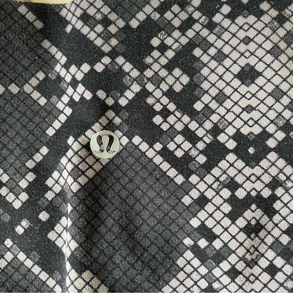 Lululemon WunderUnder Crop Legging Simply Ziggy Snake Deep Coal 6 - Picture 5 of 13
